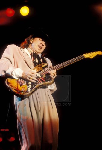 32 - STEVIE RAY VAUGHAN LIVE
