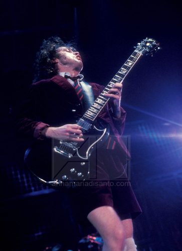 4 - ANGUS YOUNG - ACDC LIVE